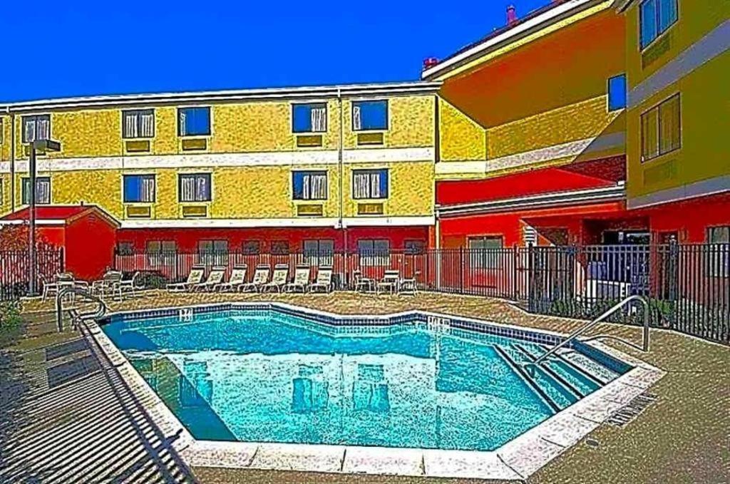 Hotel Red Roof Westchase 2*